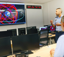 Su Majestad el Rey en la sala de operaciones del Centro de Operaciones de Vigilancia Espacial